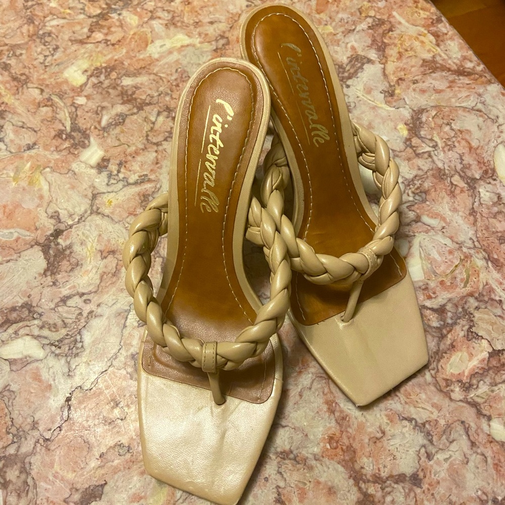 L’intervalle braided heels